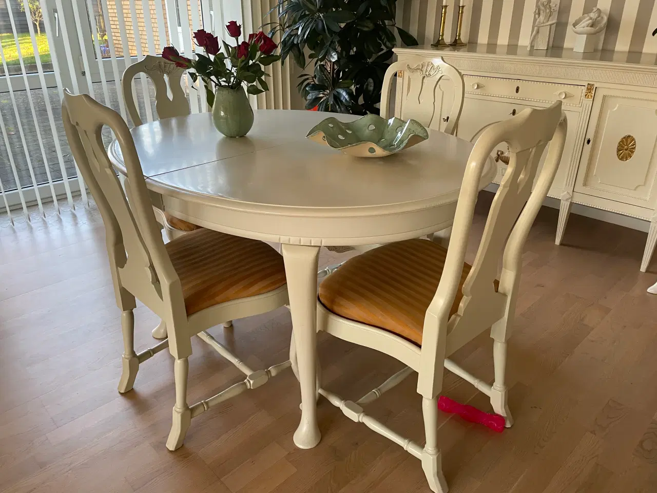 Billede 1 - Antik rokoko spisebord og skænke.