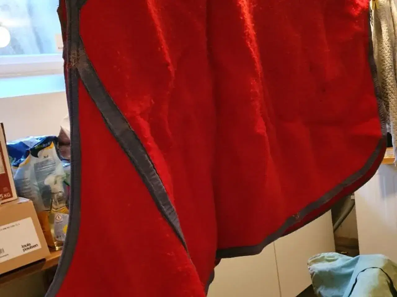 Billede 1 - Rødt dækken med blå kant og læder rem.