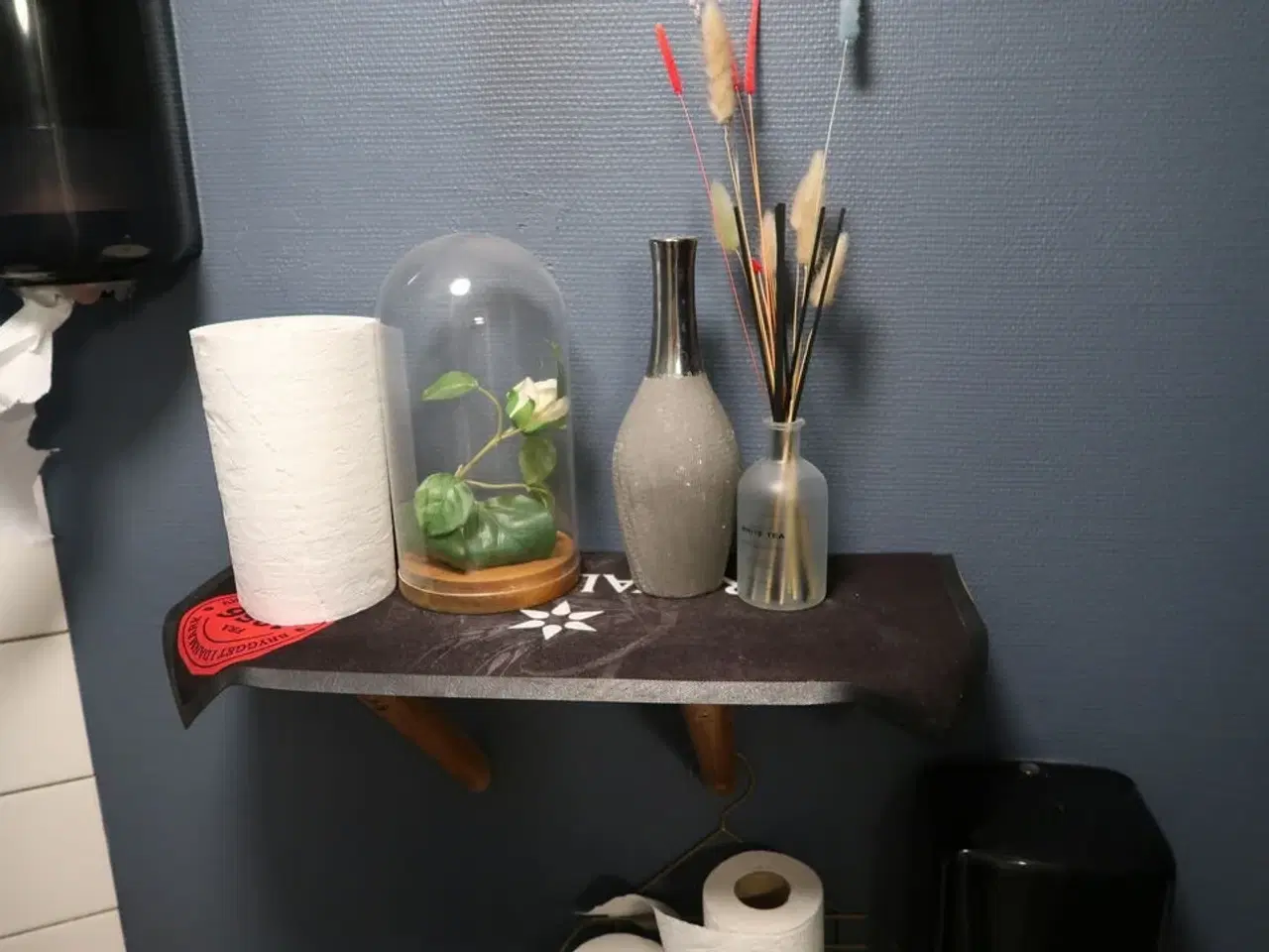 Billede 2 - Hylde med indhold