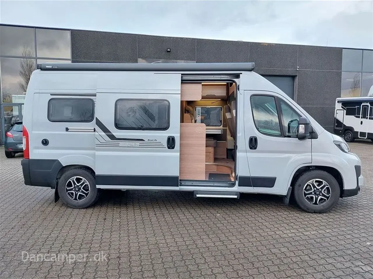 Billede 3 - 2024 - Knaus Boxlife 600 ME Platinum Selection 140 Hk 8 trins aut.gear, adoptiv fartpilot, under 6 meter, man ligger på langs i den store hæve/sænkbar seng