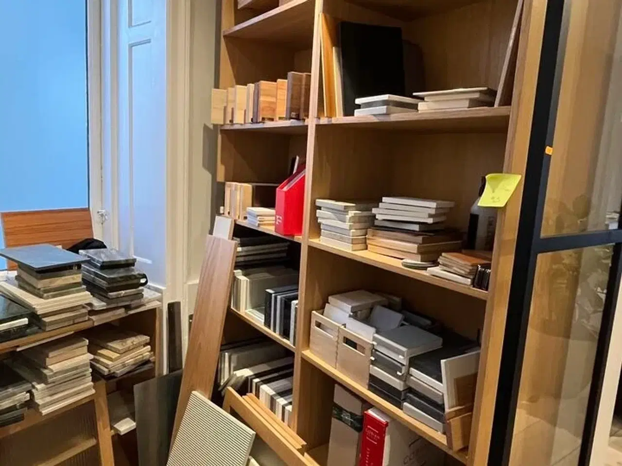 Billede 8 - Tøm rum: Bl.a. Stort parti Marmor vareprøver + Reoler