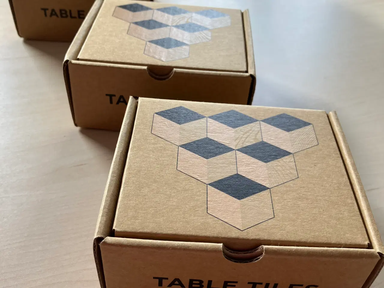 Billede 3 - Nye Bower Areaware table tiles, 6 stk i hver æske