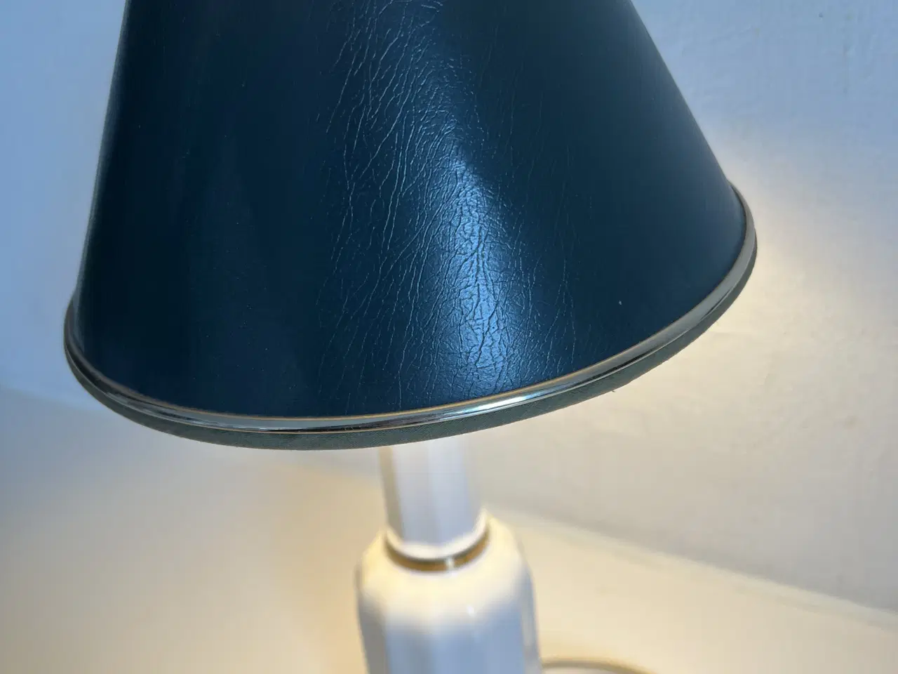 Billede 2 - Bordlampe i glaseret hvid keramik med messing