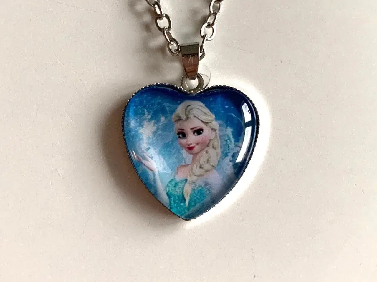 Billede 2 - Frost halskæde med Elsa fra Frost hjertehalskæde