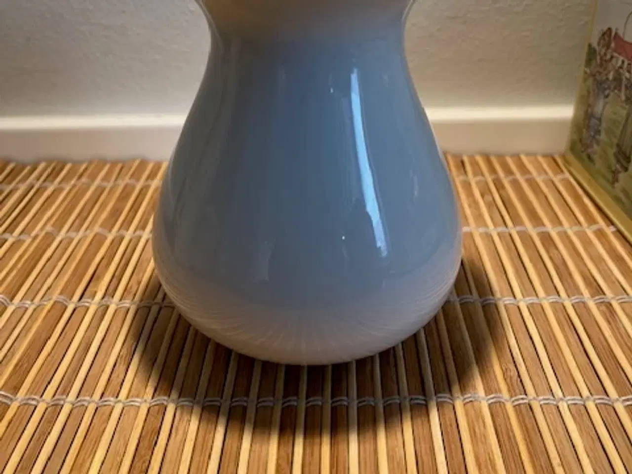Billede 1 - Stilren Menu-vase i hvid porcelæn – Dansk Design
