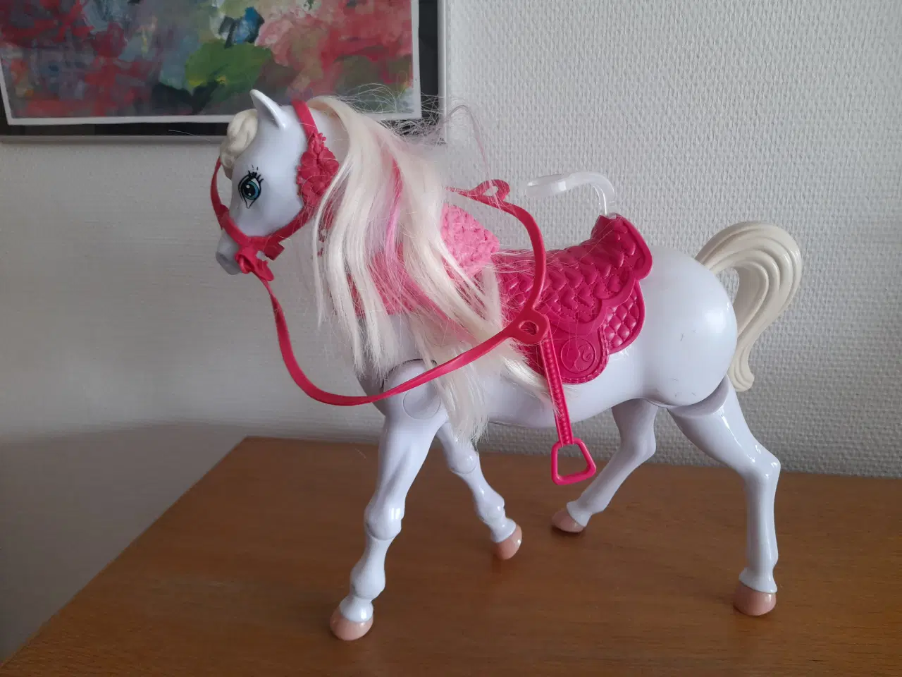 Billede 1 - Hvid Barbie hest med pink hovedtøj mm