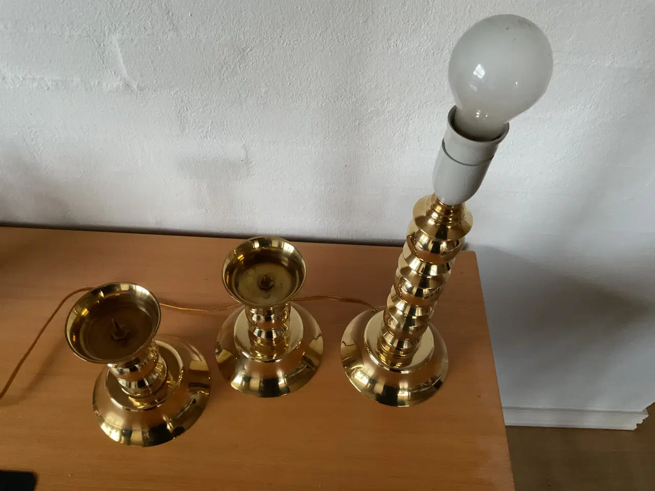Billede 3 - Bordlampe og lysestager messing