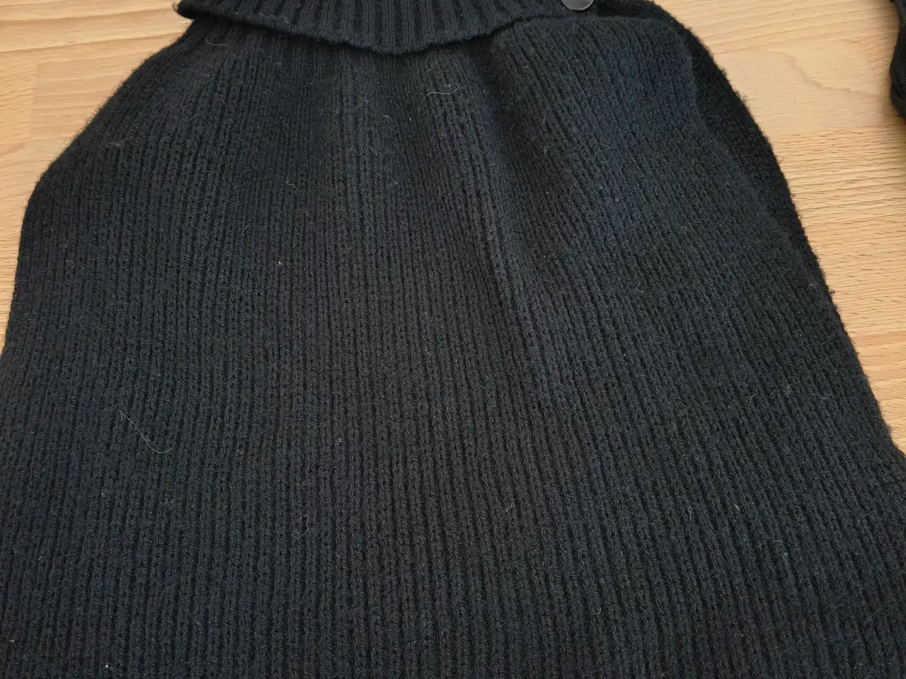 Billede 3 - HJELM, HJELM-HUE OG HALSEDISSE 