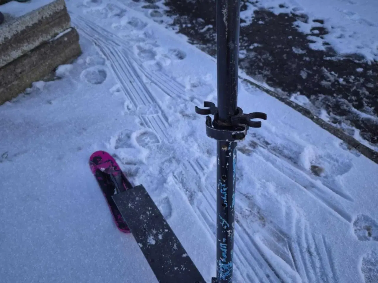 Billede 3 - Løbehjul som ski / kick off, samt træ kælke