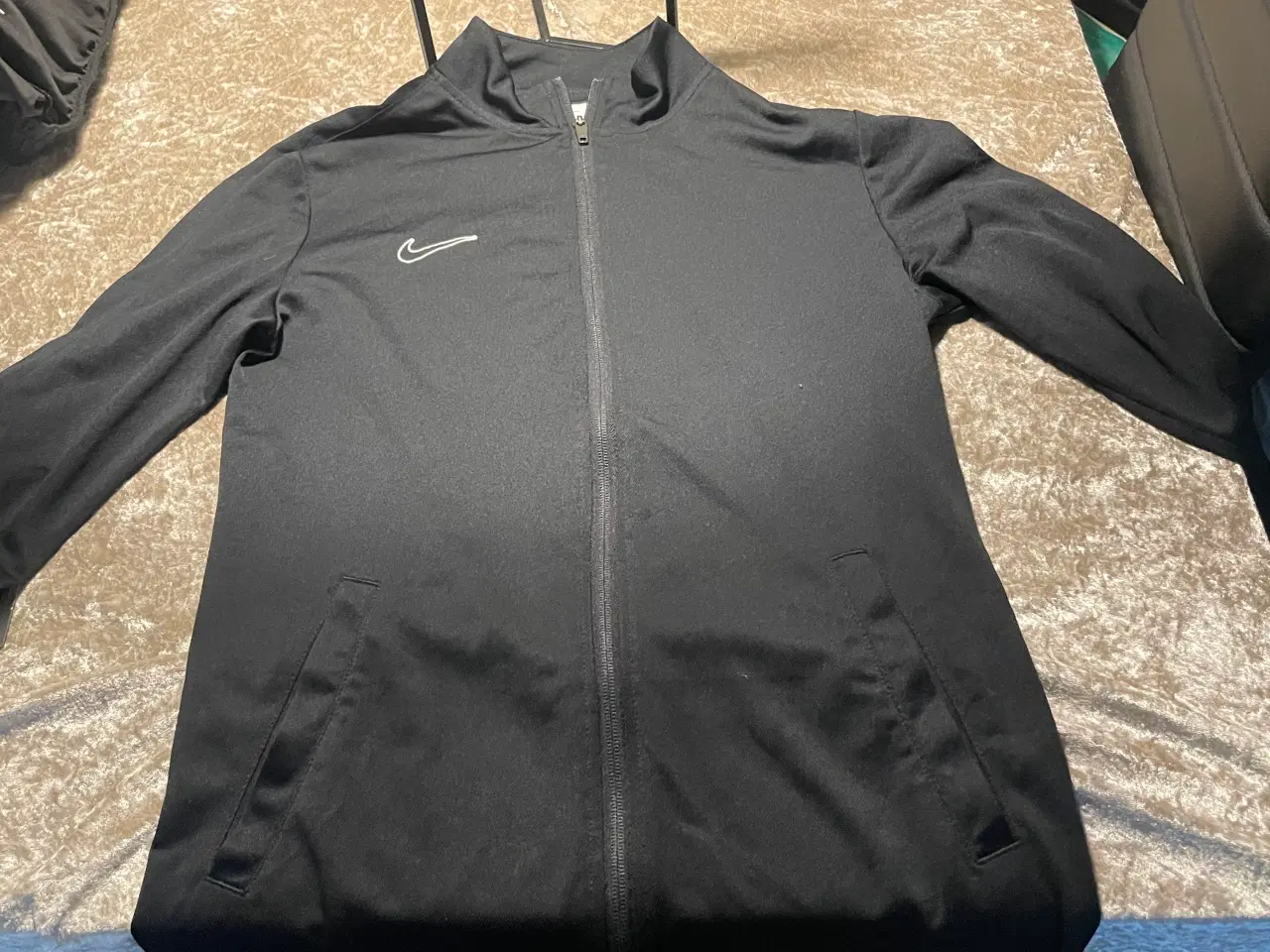 Billede 8 - Nike træningstøj 2 sæt, nyt. Alt er str M. Byd👍