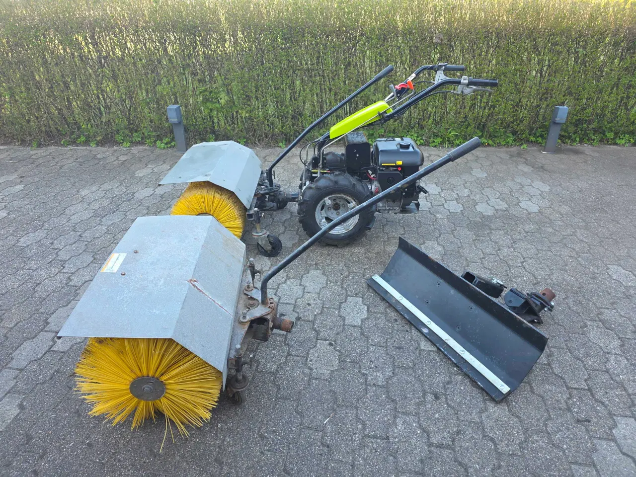 Billede 4 - Grillo Redskabsbærer / Fejemaskine