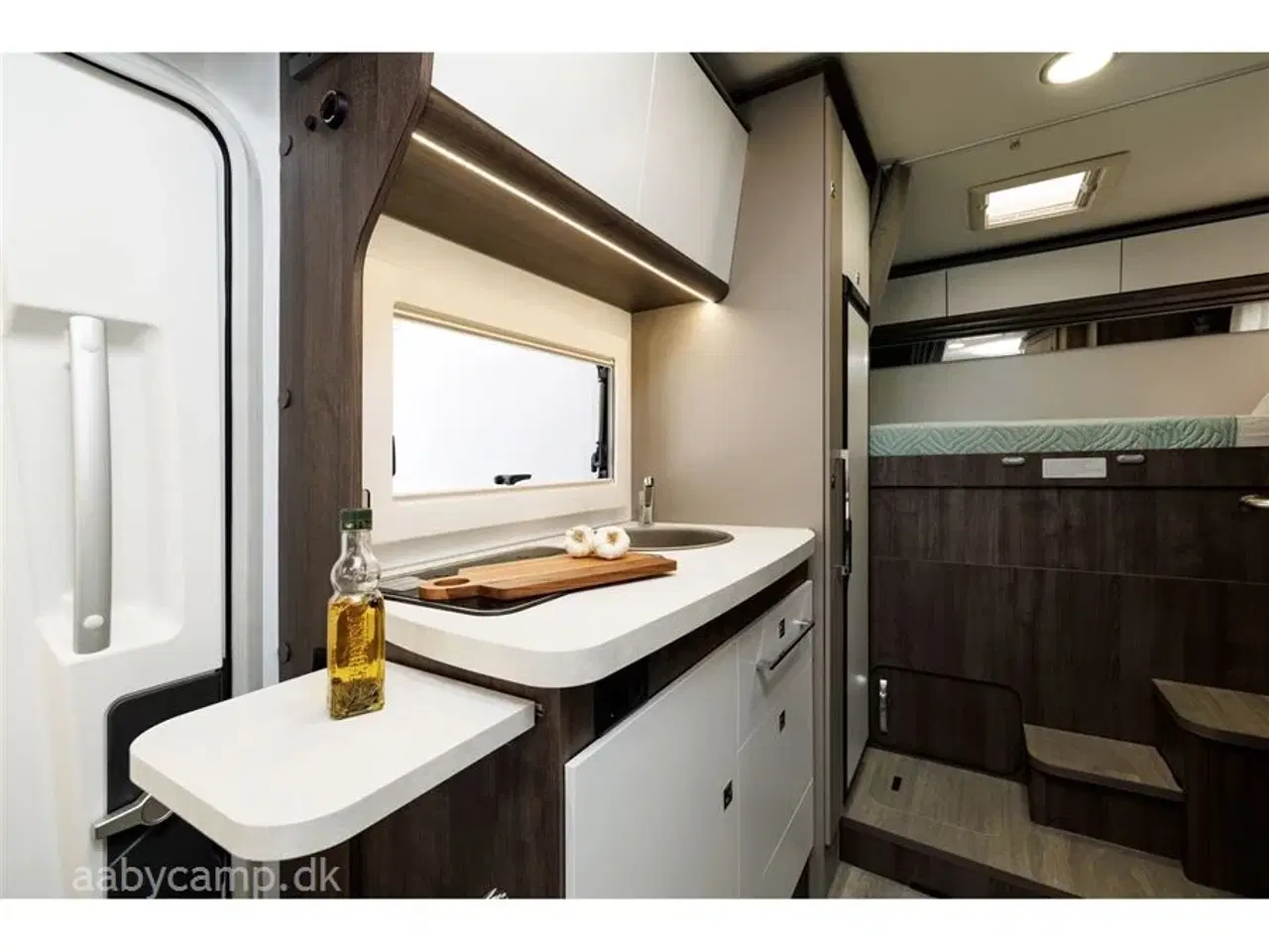 Billede 5 - 2026 - Benimar Sport   Automatgear. Dieselfyr. 12V kompressor køl.  200W solcelle. Markise. Tv. 5 selepladser. Batteri. Helårsdæk. p-sensor for og bag. Bakkamera.