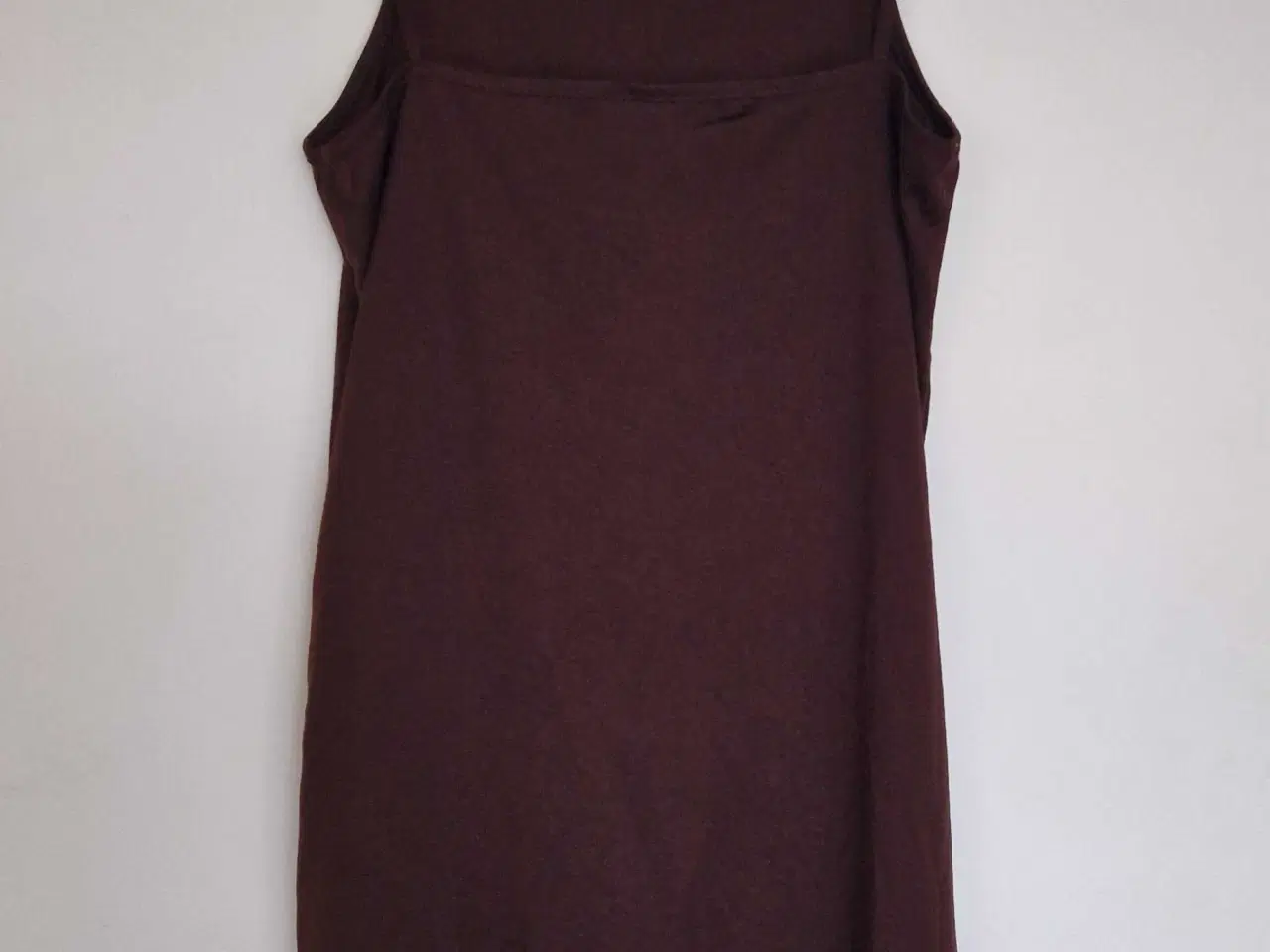 Billede 2 - Mørkerød kjole med stropper