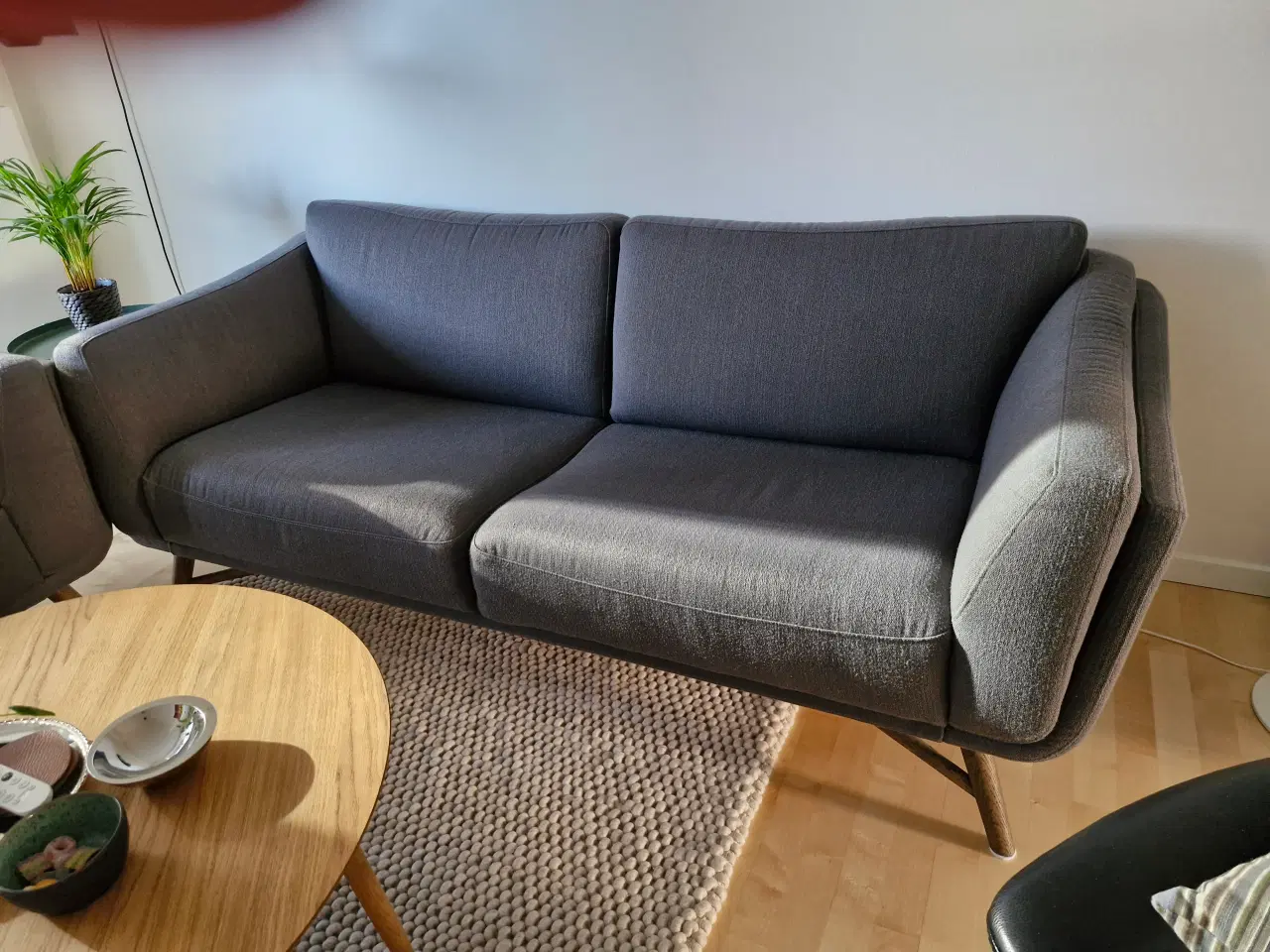 Billede 1 - 2 + 3 pers sofa i mørke grå stof