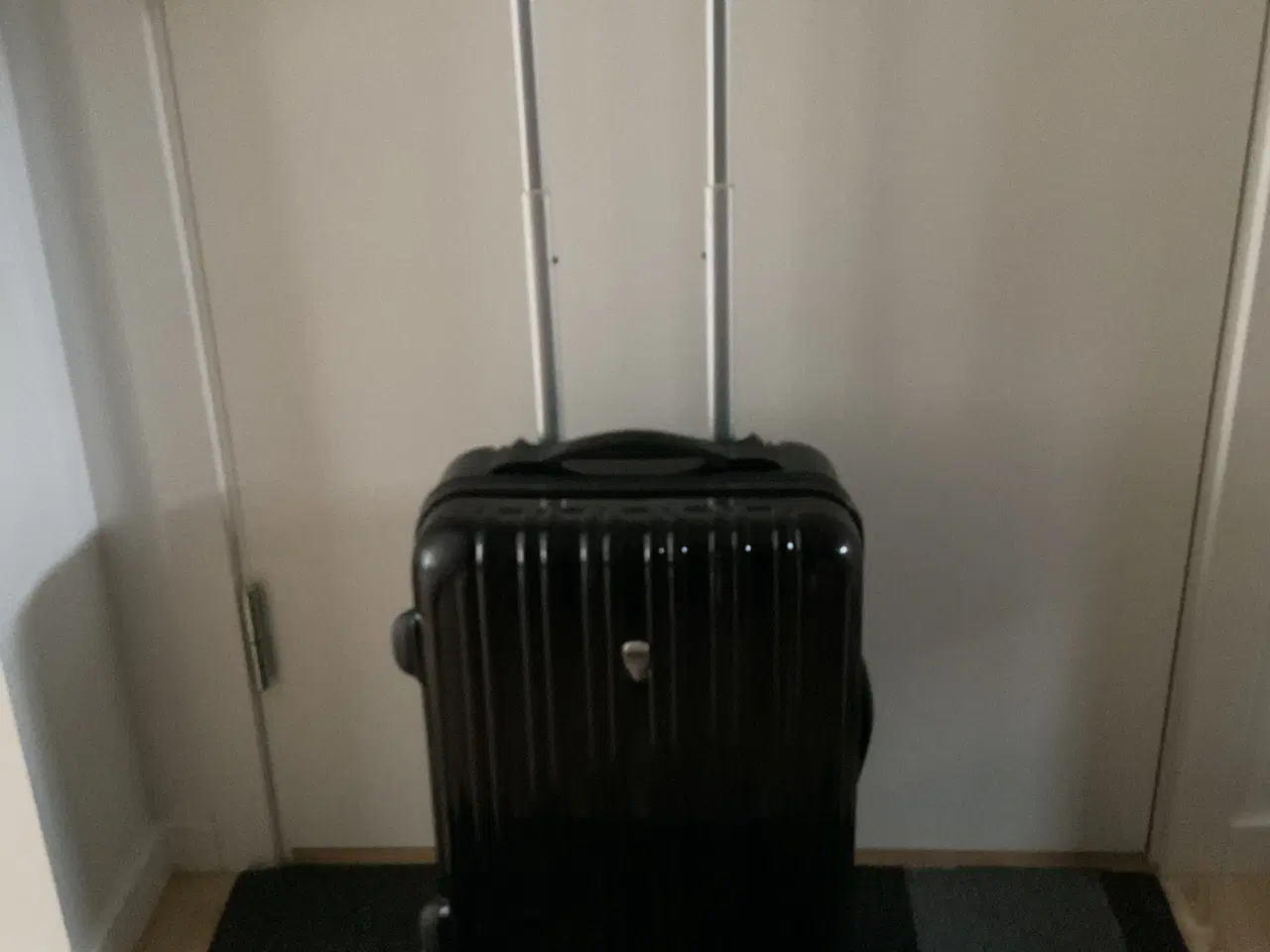 Billede 8 - Delsey kabineKuffert i sort med gode gummihjul, ly