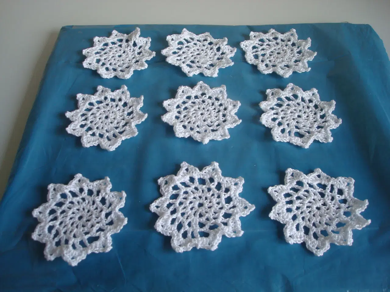 Billede 1 - Bordpynt dia. 8 cm hvide til jul / nytår hæklet