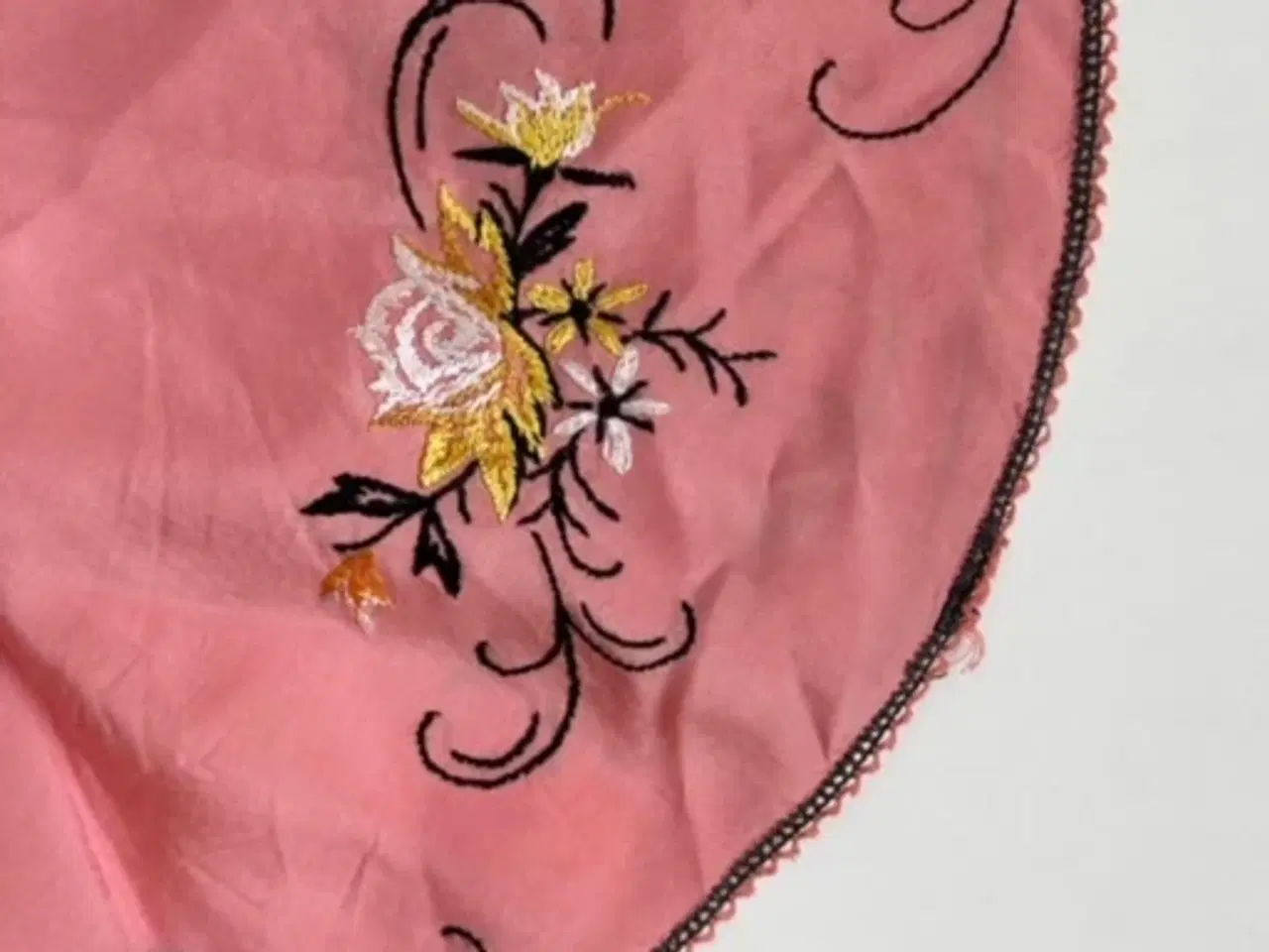 Billede 5 - Rund minidug, rosa m sort broderi