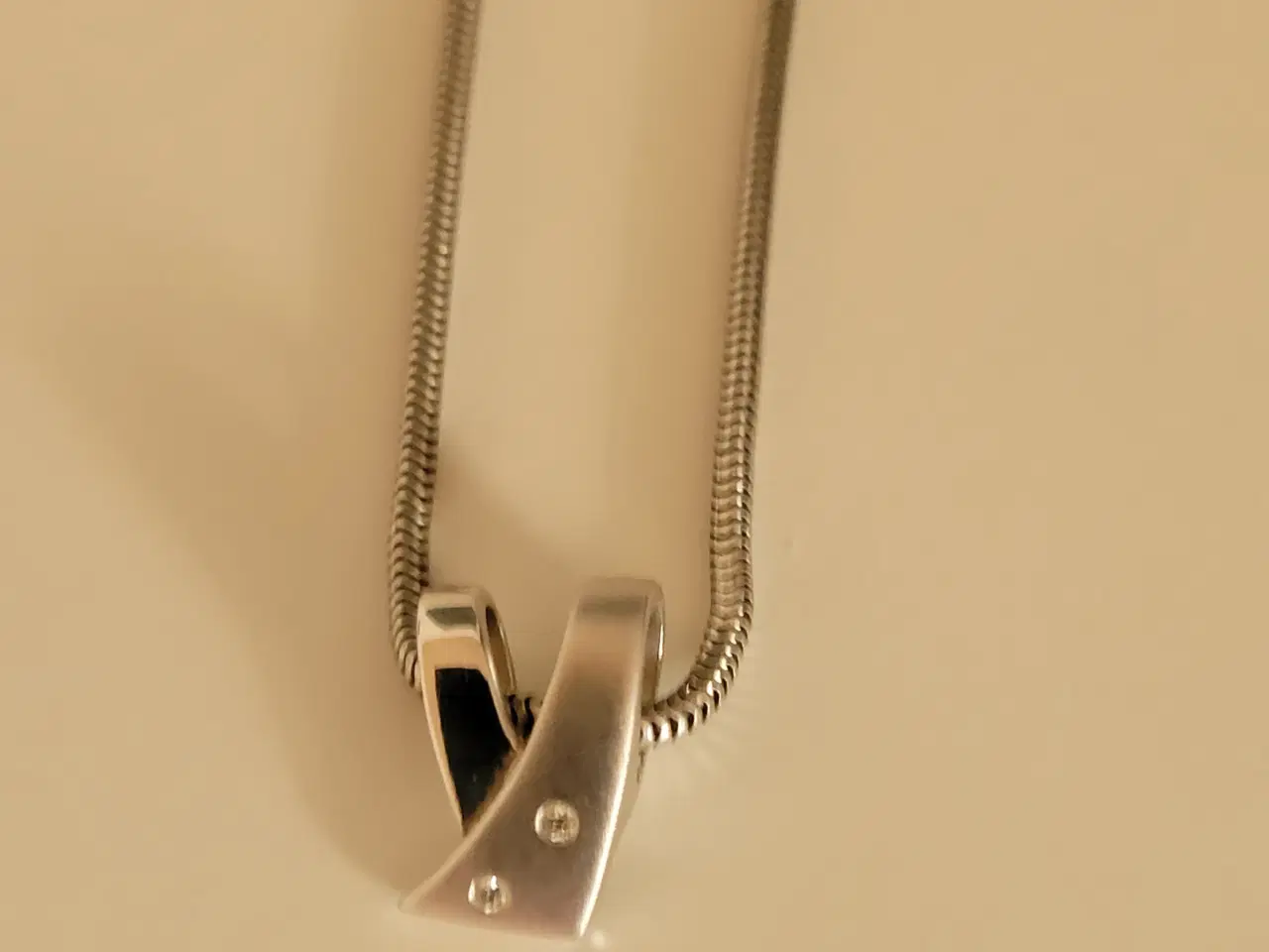 Billede 1 - Halskæde i sølv med 2 små sten