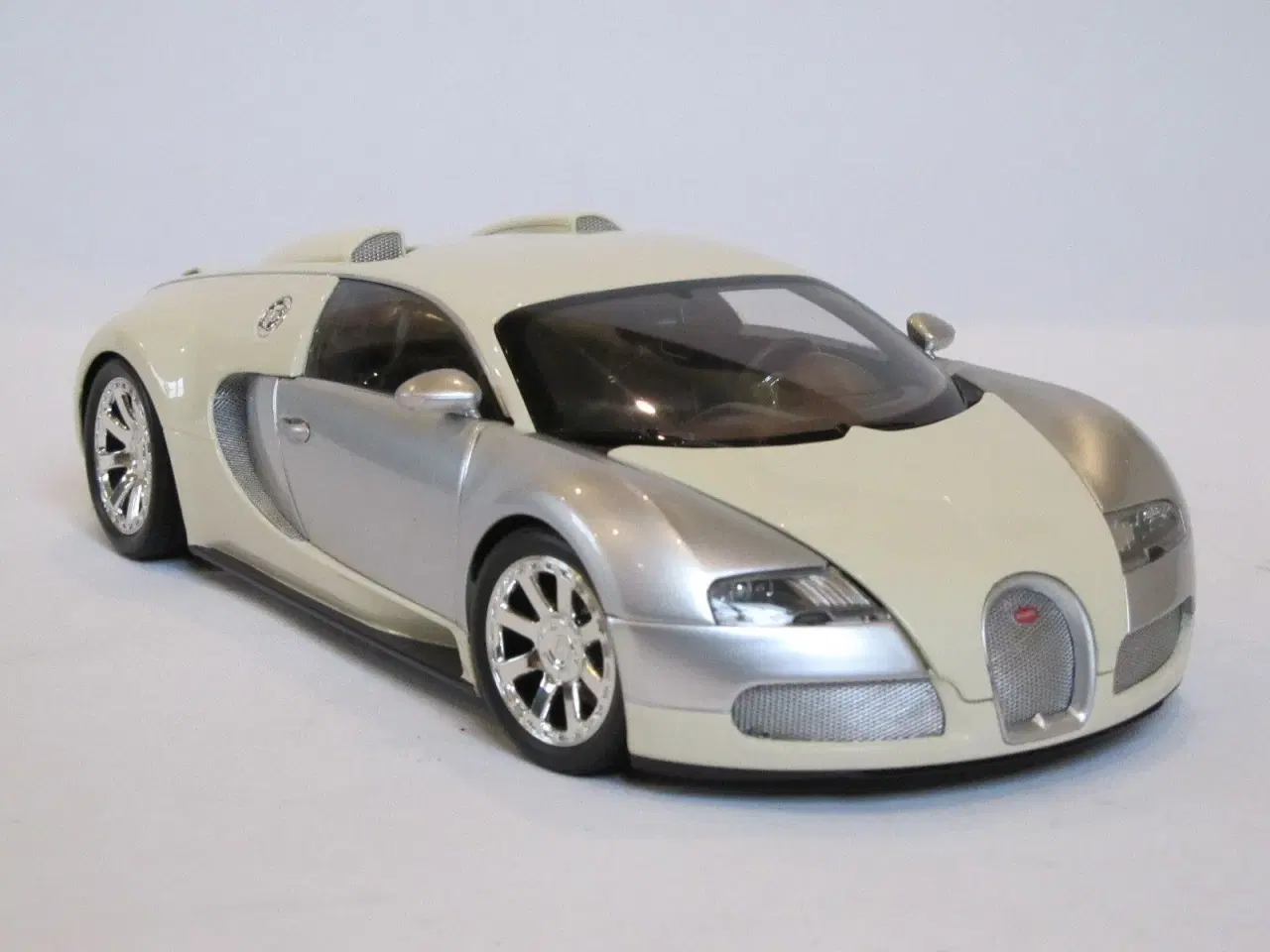 Billede 7 - 2009 Bugatti Veyron 1:18  Edition Centenaire  