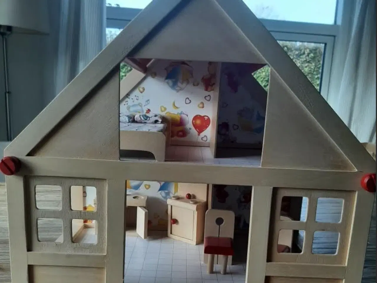 Billede 1 - Dukke hus i træ med træ møbler.