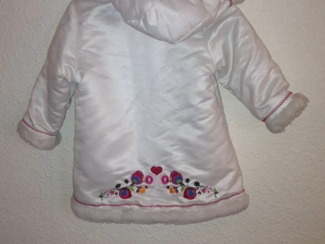 Billede 2 - Rigtig flot hvid jakke sælges.