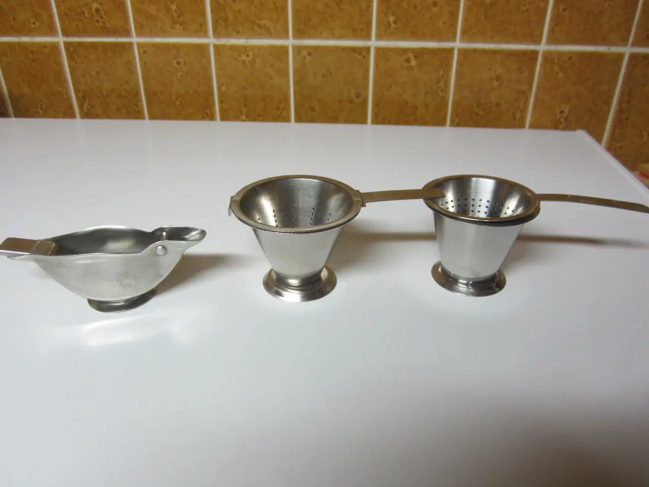 Billede 1 - 2 fine tesier med skål og citronpresser