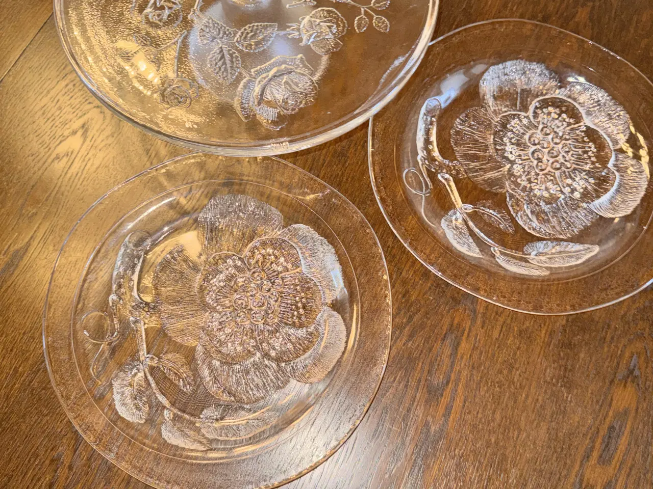 Billede 1 - Smukke glasfade med blomsterrelief