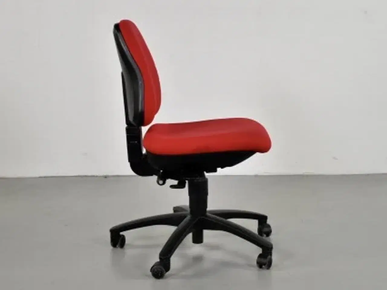 Billede 2 - Dauphin kontorstol med rødt polster og sort stel.