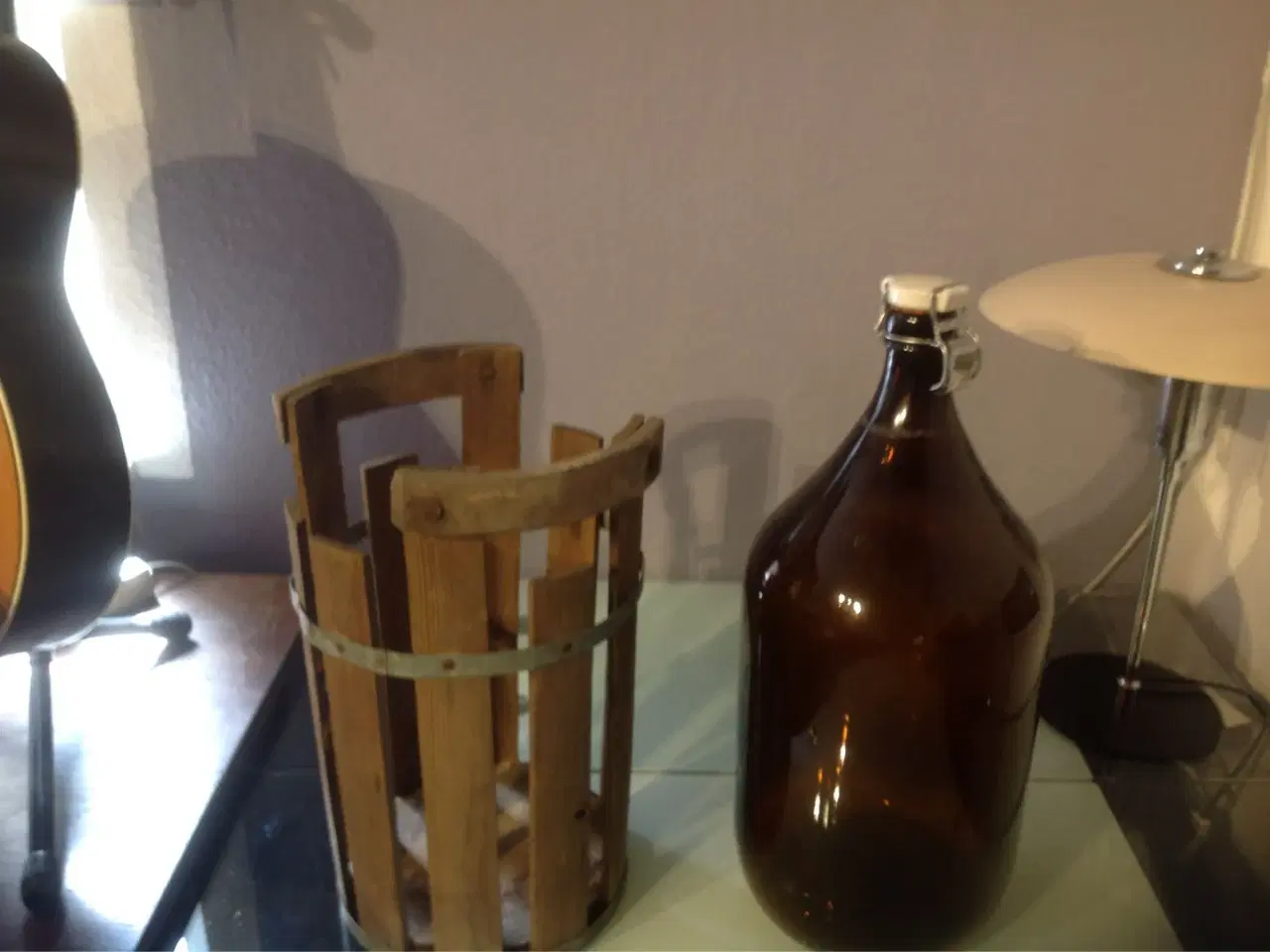 Billede 2 - Store flasker i træskellet