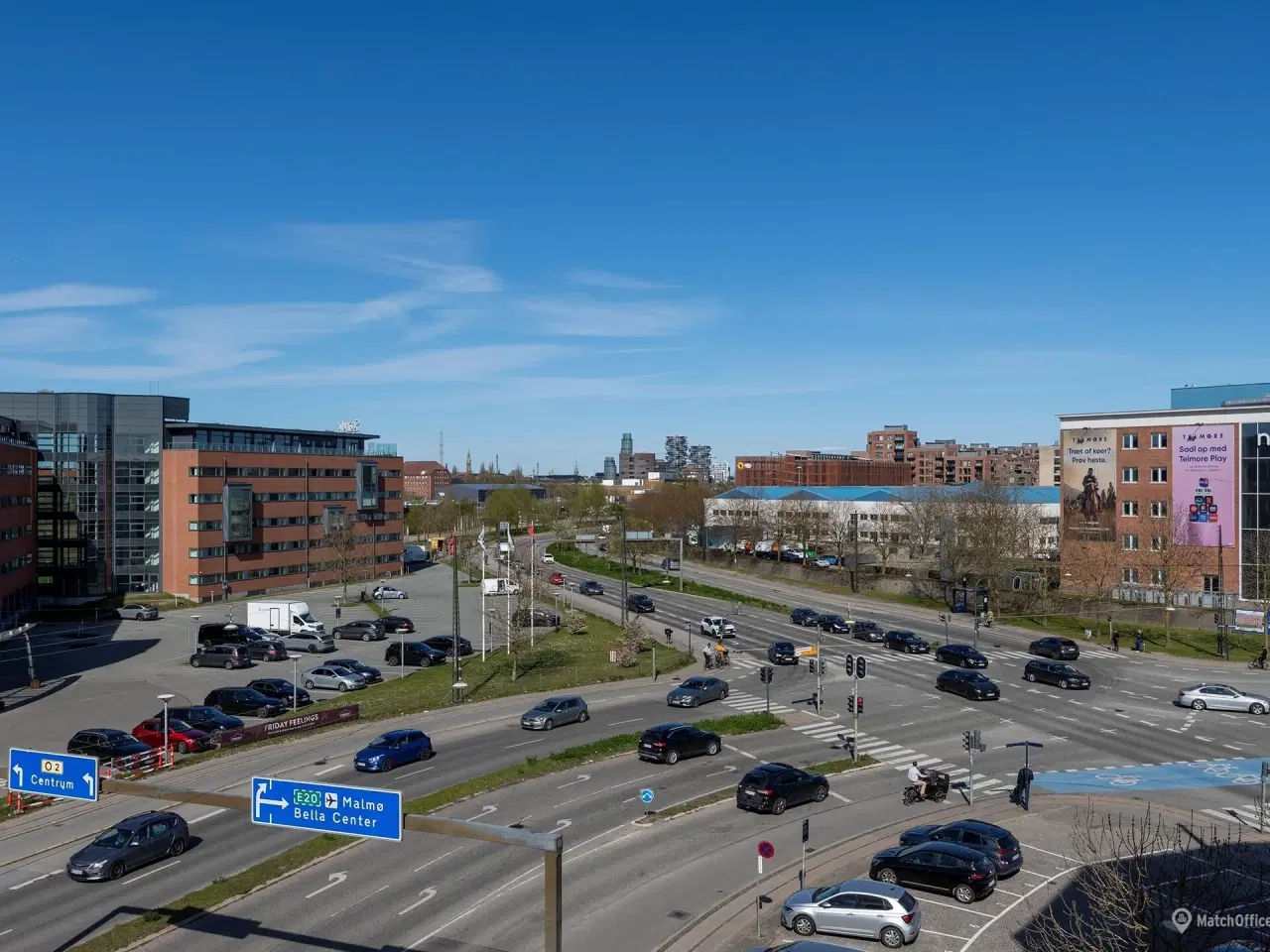 Billede 1 - Flot udsigt - se Sydhavn Station tæt på. Tagterrasse. Parkering. Gavlreklame...