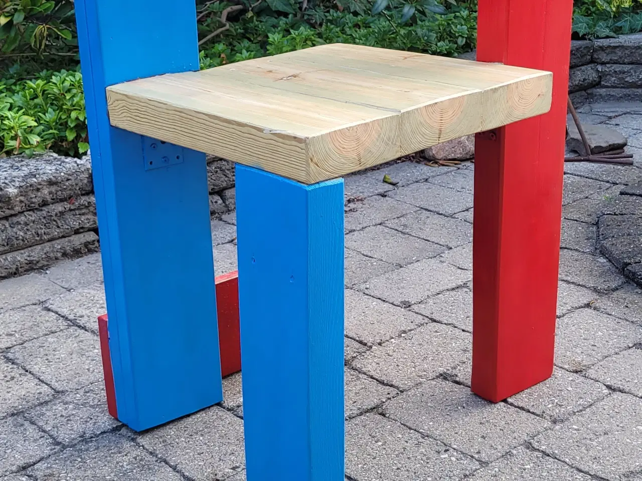 Billede 1 - Tricolore 3 - benet stol i 3 farver udført i træ.