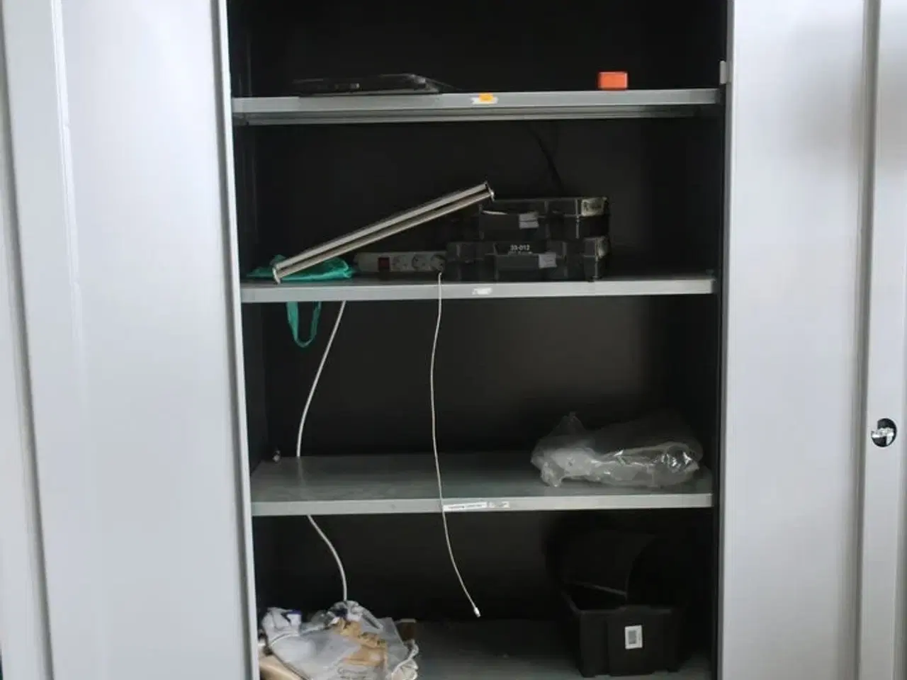 Billede 1 - Kemiskab med indhold