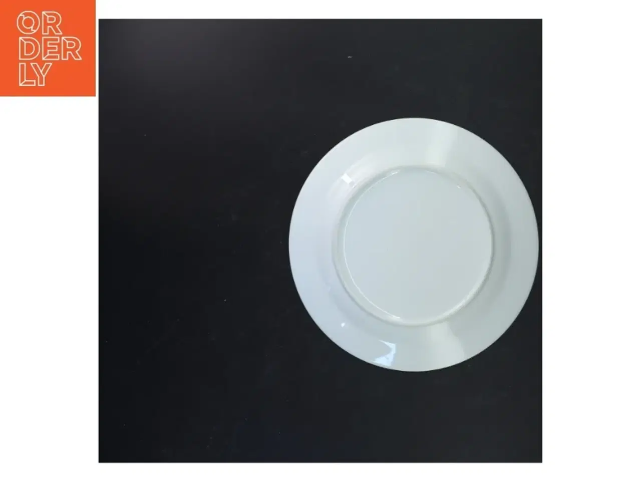 Billede 3 - Porcelænstallerken med dekorativ kant (str. Ø 24 cm)