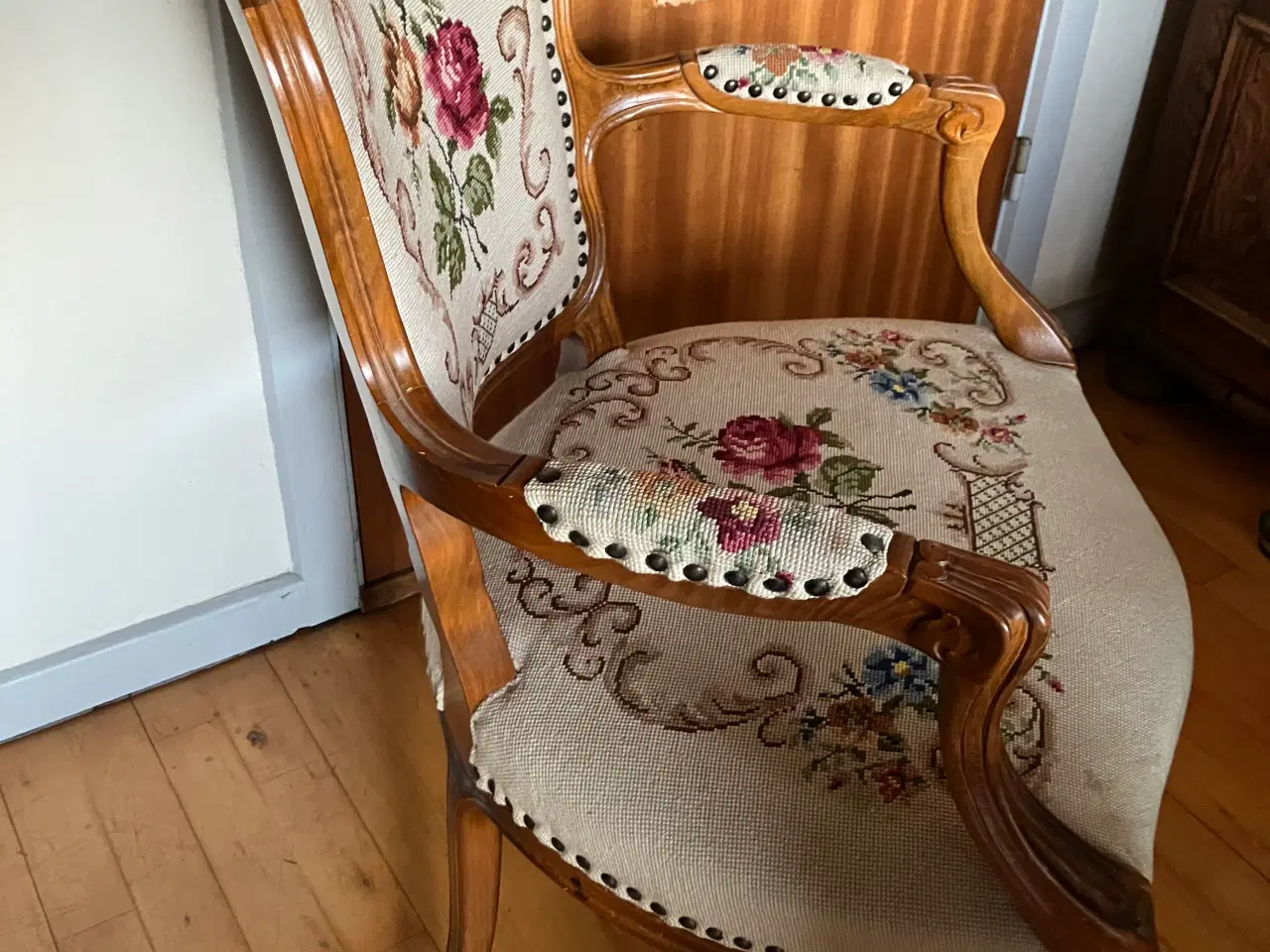Billede 2 - Stol med broderi