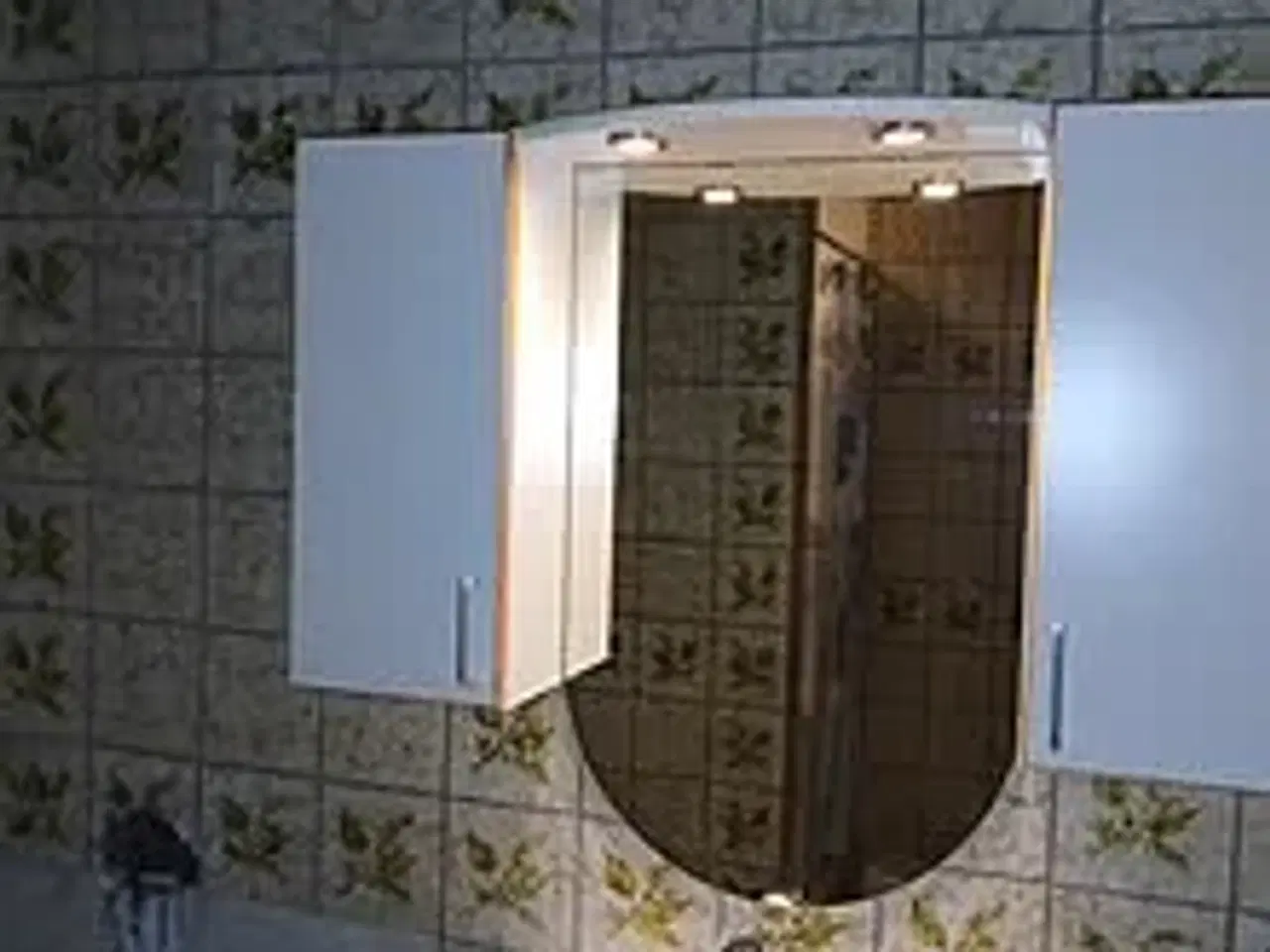 Billede 3 - Badeværelses skab m/ spejl