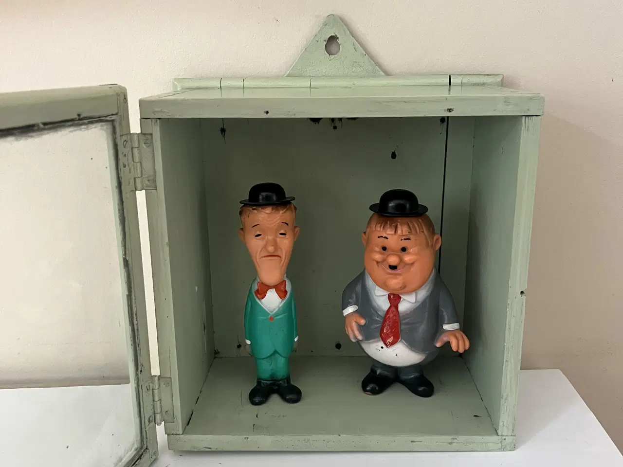 Billede 2 - Fedt lille retro skab i træ og glas 