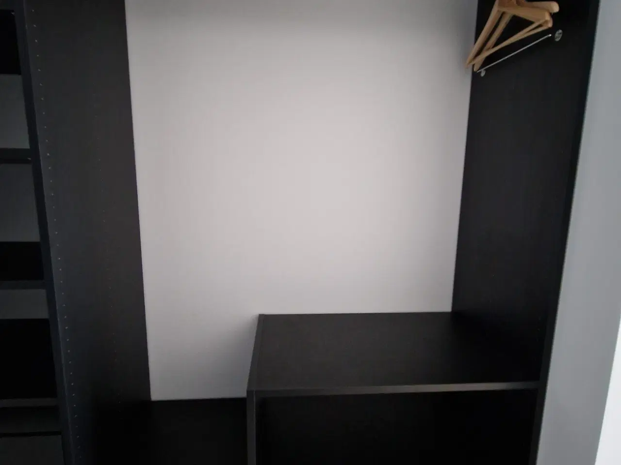 Billede 4 - Flot sort Walk-in-closet 