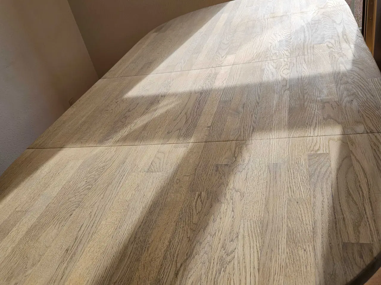 Billede 5 - Lyst massivt spisebord I egetræ 