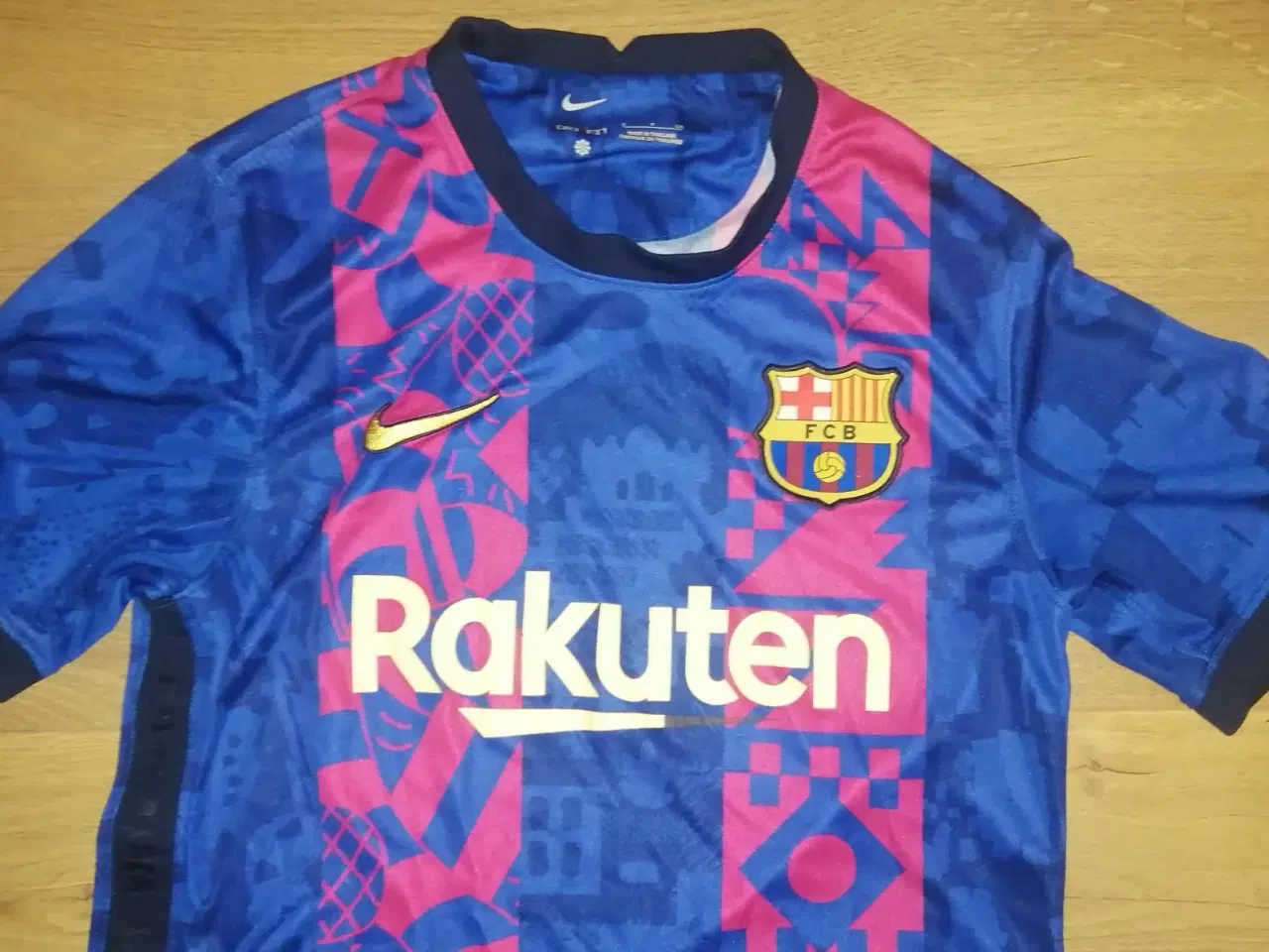 Billede 1 - FC BARCELONA TRØJE 2021/22, STR. S, I FLOT STAND