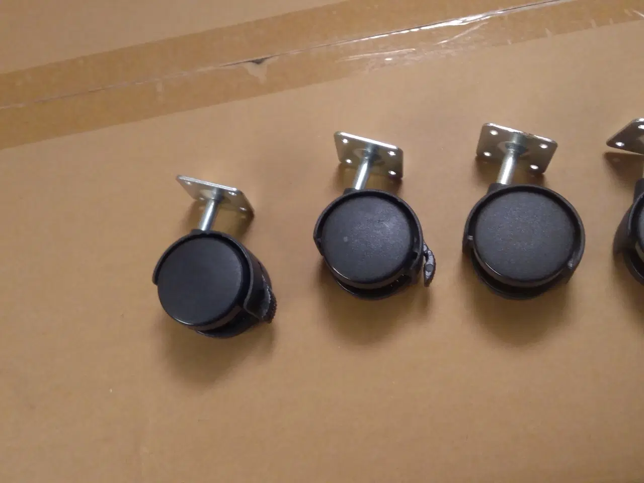 Billede 4 - 40 STK 80 MM MØBELHJUL MED PLADE