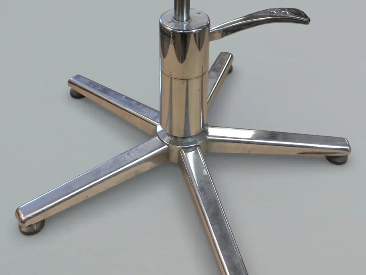 Billede 10 - Frisørstol i industrielt design – højdejusterbar