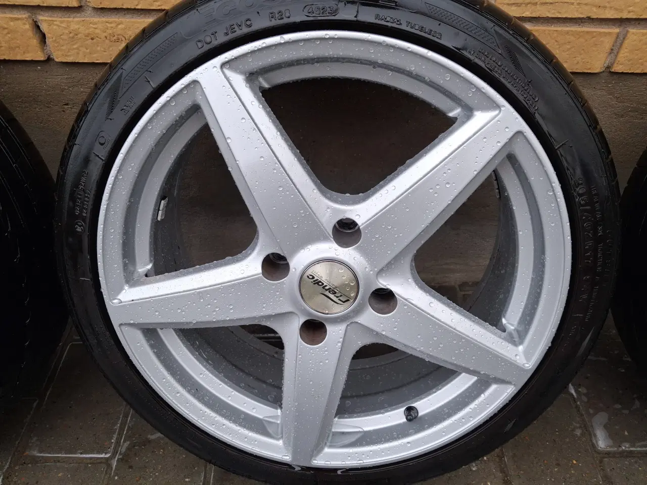 Billede 5 - 4 stk. Fine Alufælge, 2 med gode dæk