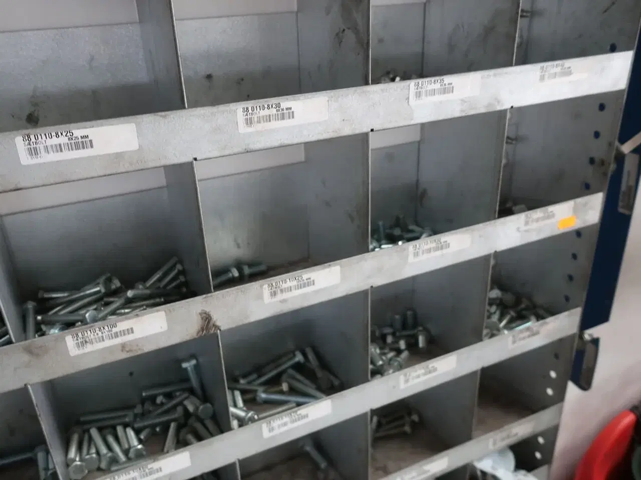 Billede 5 - Sortimentsreol med indhold