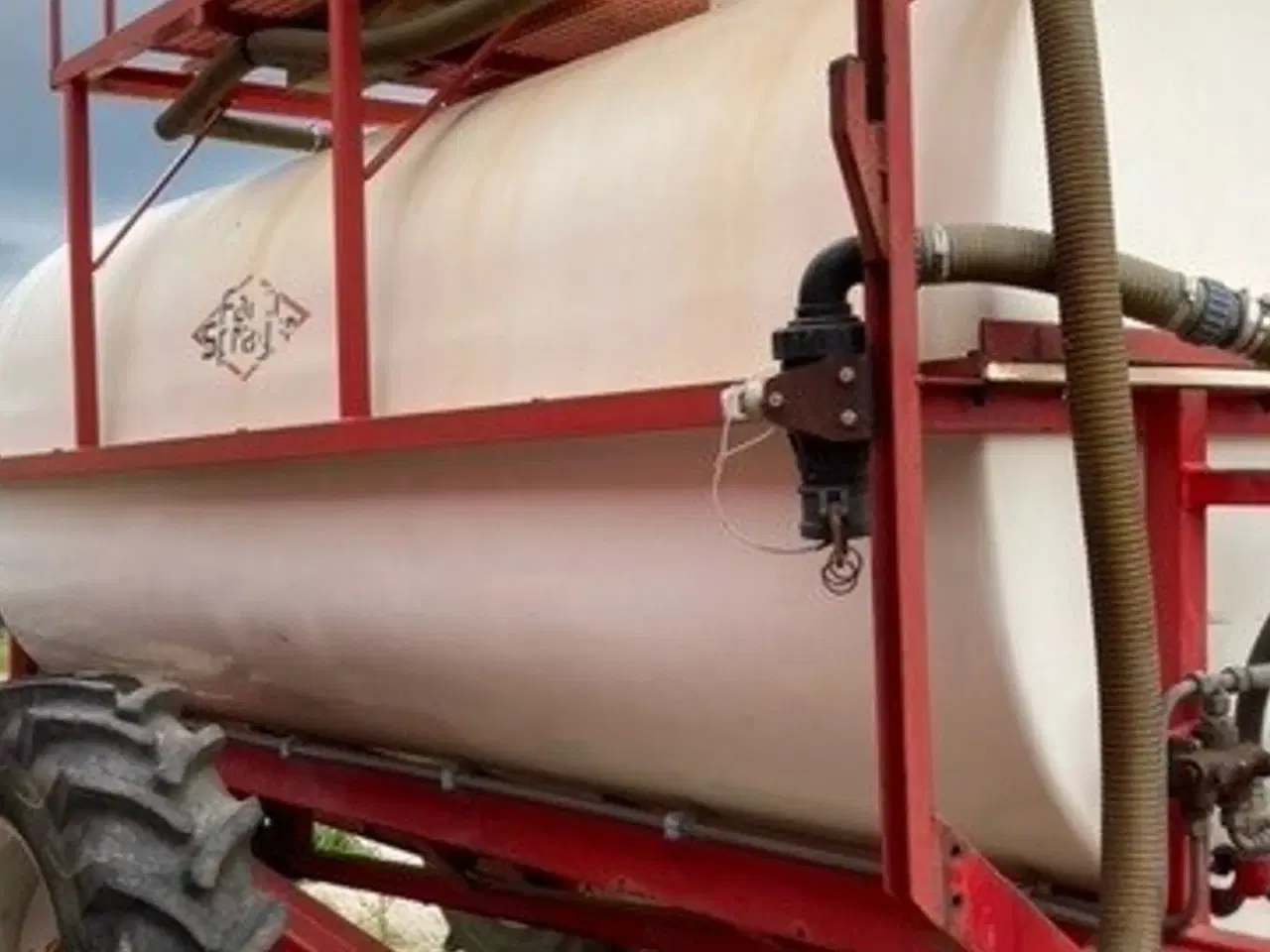 Billede 2 - - - - Vandvogn, 5.200 liter, til drænspuler, med lift bagest