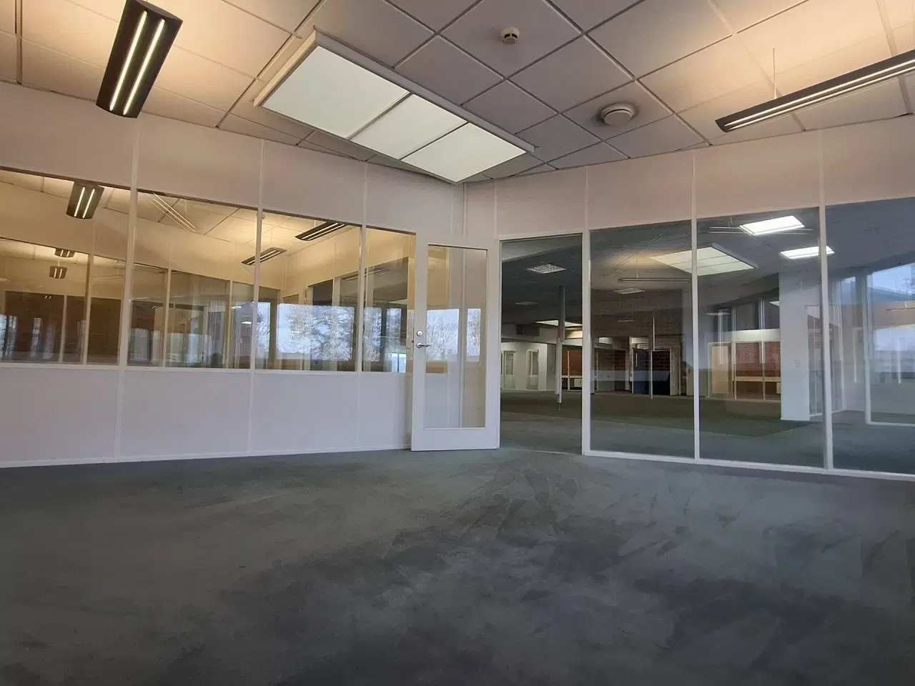 Billede 10 - Suveræn Beliggenhed – Showroom. Klinik, Butik, Gaming, Kontor mm. – Stort åbent areal i midten og mindre cellekontorer i glas.