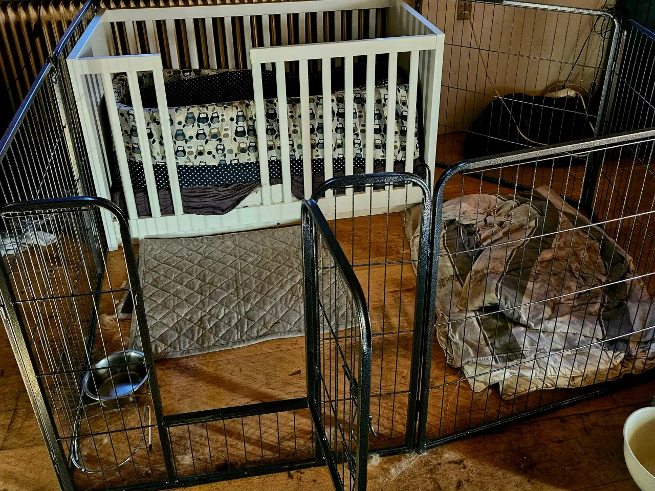 Billede 1 - Fødekasse med kravlegård 