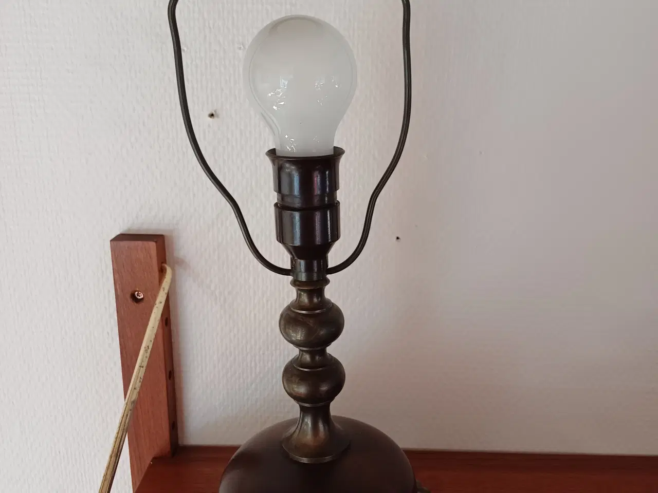 Billede 3 - Ældre bordlampe med original skræm holder 