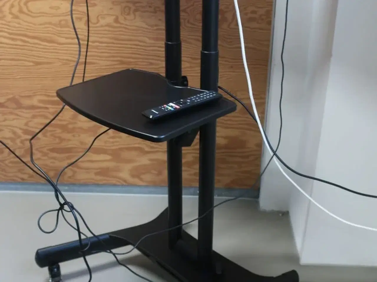 Billede 4 - Fladskærm FINLUX inkl. stativ