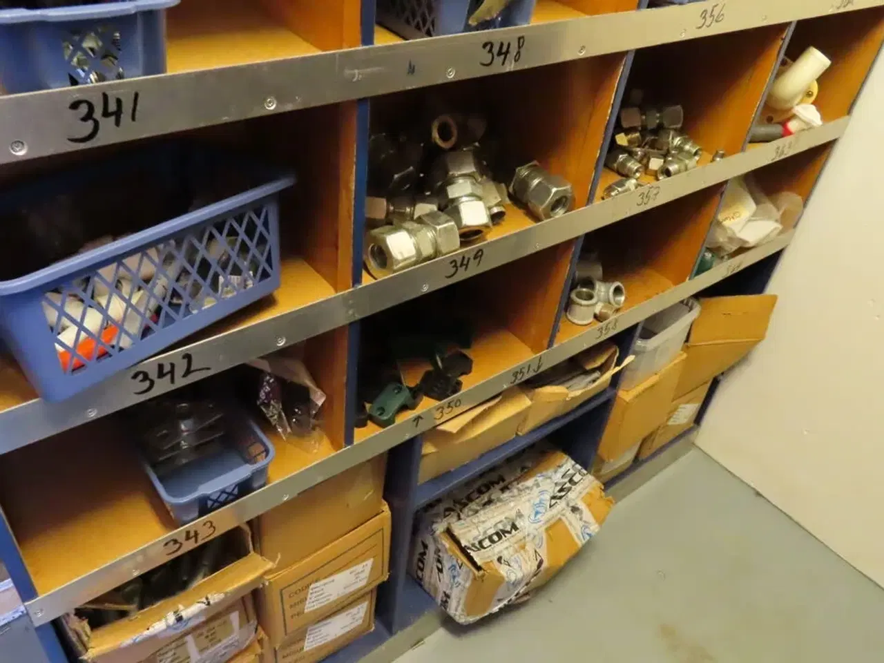 Billede 3 - Reol med indhold af diverse beslag, fittings mv.