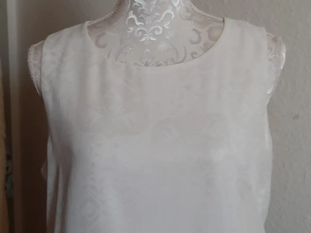 Billede 6 - Kjole-smuk Hvid med mønster-medi længde/str: M.